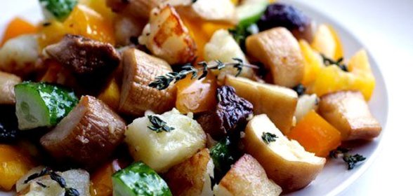 Теплый салат с королевскими вешенками, обжаренным картофелем и тимьяном