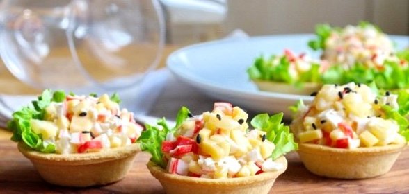 Тарталетки с крабовыми палочками и ананасом