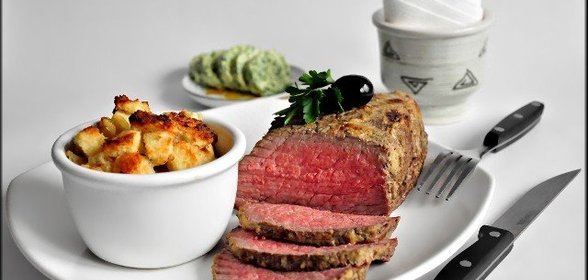 Ростбиф под горчичной корочкой с зелёным маслом и хлебными пудингами с горгонзолой