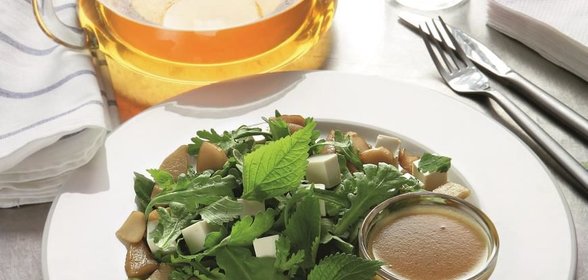 Салат из дикой зелени, яблок в карамели и тофу