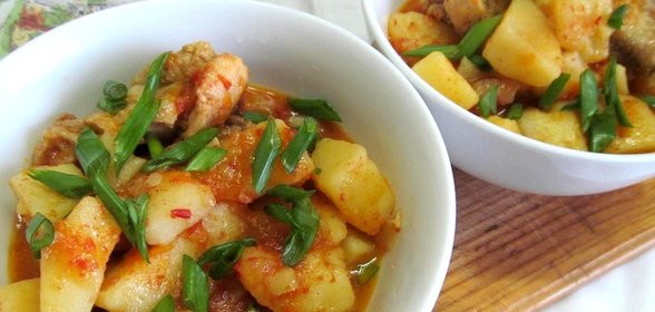 Куриные крылья с картофелем в томате