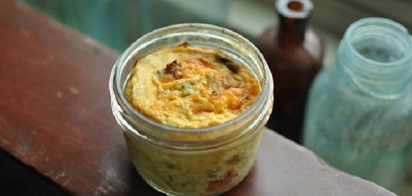 Яичница в баночке с сыром и спаржей