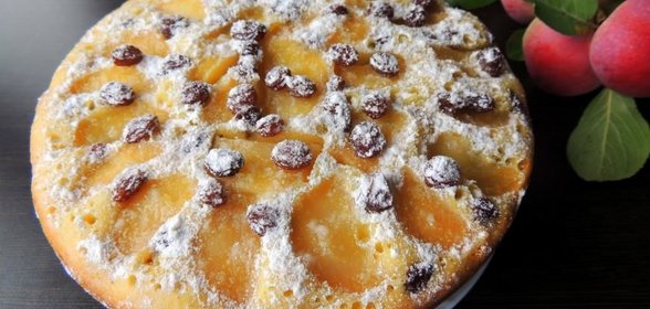 Пирог с яблоками и изюмом