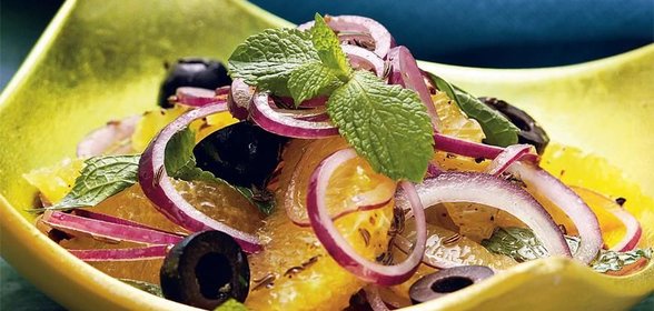 Салат из апельсинов и красного лука с зирой