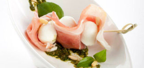 Комплимент шеф-повара из моцареллы с прошутто и песто