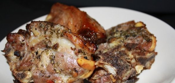 Запеченная баранья шея с оливковым маслом, чесноком и специями