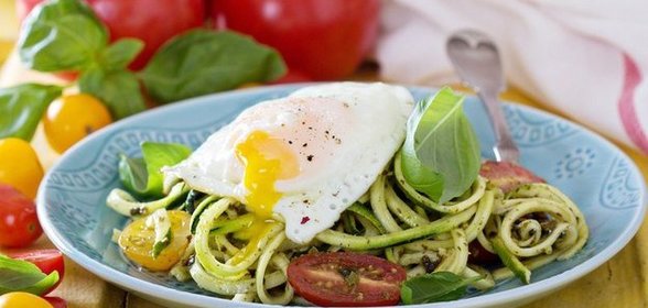 Овощная паста из цукини с томатами, яйцом и соусом песто