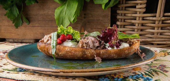 Брускетта с каймаком, уткой, тархуном и душистой земляникой