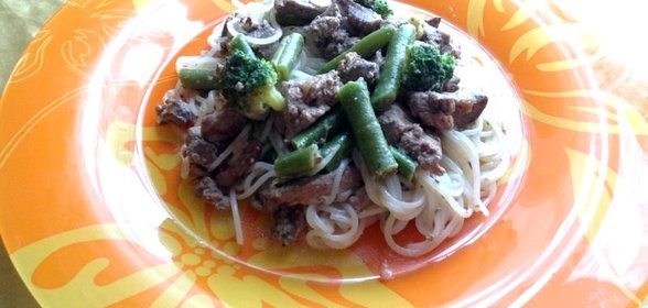 Рисовая лапша с куриной печенью и овощами