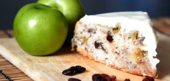 Шарлотка с орехами и яблоками