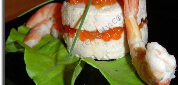 Тимбаль из красной рыбы с икрой, креветками и сыром