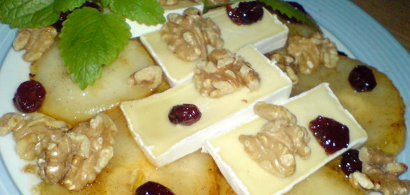 Салат Быть может из груши,грецких орехов и сыра Camembert