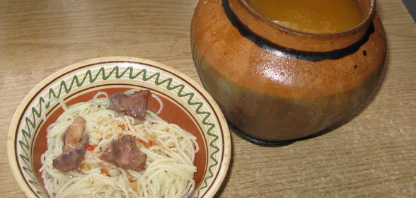 говяжье сердце, тушенное в соусе в горшочках