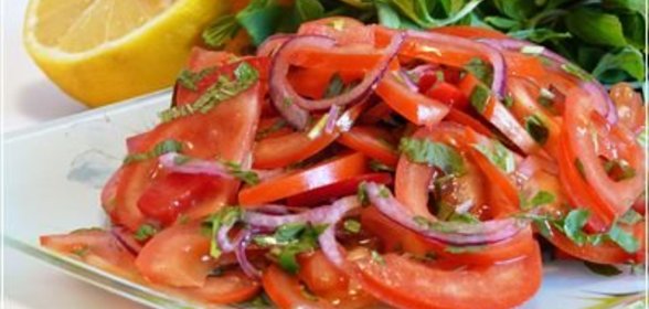 Салат из помидоров с мятой, с лимонной заправкой