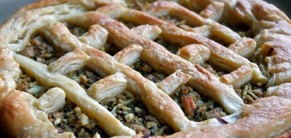 Открытый пирог с курицей, капустой и шпинатом