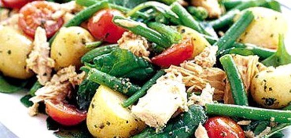 Горячий салат из картофеля, тунца и зеленой фасоли с соусом песто