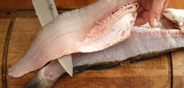 Рыбные рулетики с зеленым соусом