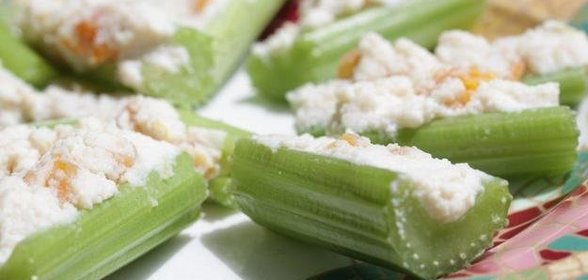 Сельдерей с творогом и укропом