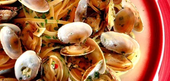 Лингвини с моллюсками и беконом