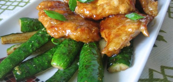 Свинина в медовом соусе с жареными огурцами