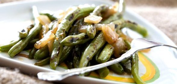 Салат из двух видов фасоли с соусом чимичурри