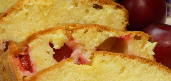 Шарлотка с абрикосами и сливами.