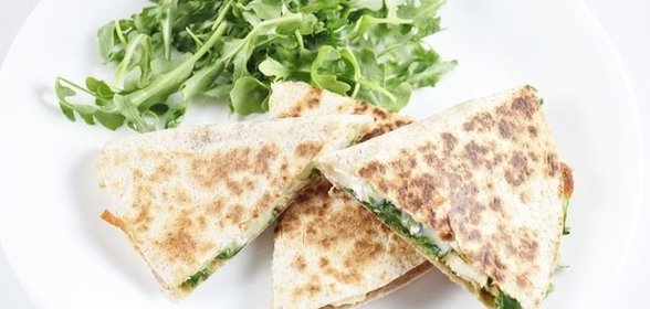 Кесадилья с курицей и козьим сыром