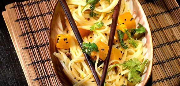 Широкая рисовая лапша с тыквенным карри
