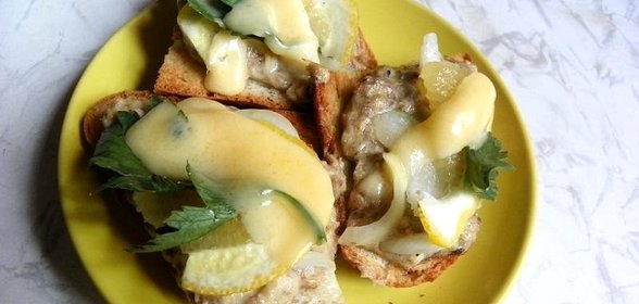 Гренки с рыбными консервами и лимоном