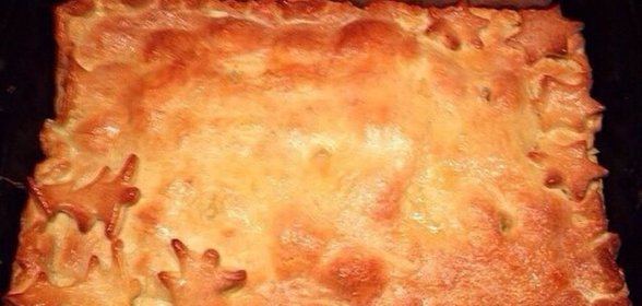 Пирог из слоеного теста с курицей и картофельным пюре