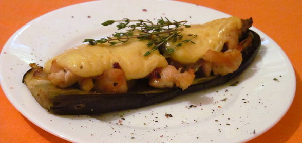 Баклажан с шубой из сыра, лука, грибов и курицы