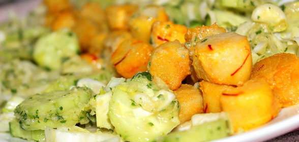 Гребешки с шафраном, овощами и мятным соусом