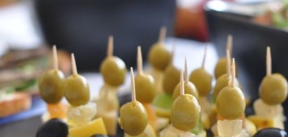 Канапе с сыром и оливками