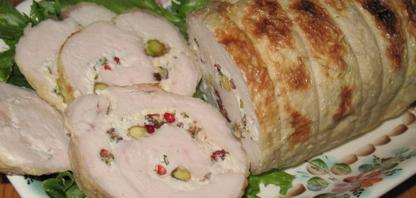 Рулет из куриной грудки с фисташками