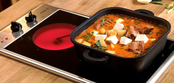 Красный карри со свиными ребрышками, картошкой и тофу