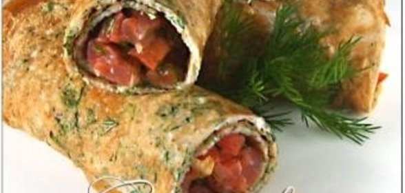 Яичные блинчики с зеленью и копченым лососем