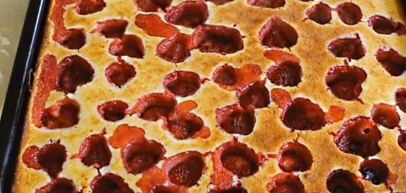 Манник на кефире, с клубникой