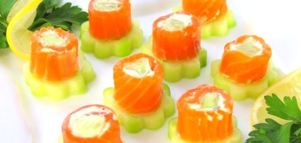 Рулетики из форели с огурцами и сливочным сыром