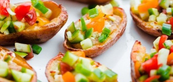 Запеченный картофель, фаршированный хумусом, фетой и овощами