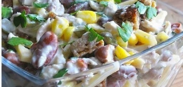 Салат с курицей, фасолью и сыром