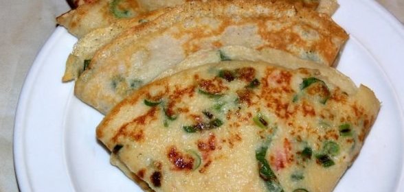 Блины с помидором и зеленым луком