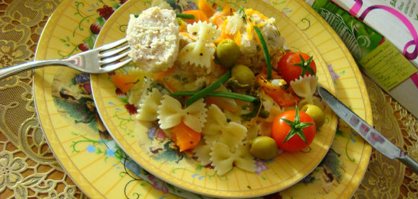 Ёжики куриные с пастой и овощами