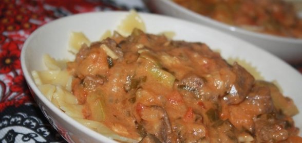 Говядина с овощами в томатно-сметанном соусе в мультиварке