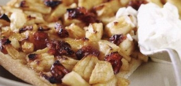 Пицца с яблоками и клюквой