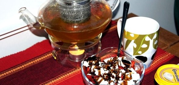 Легкий салат с клубникой и овечьим сыром