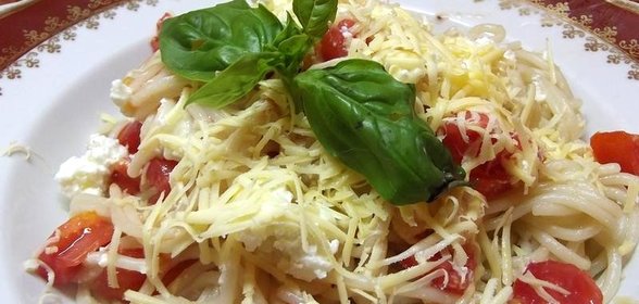 Паста с помидорами и двумя видами сыра