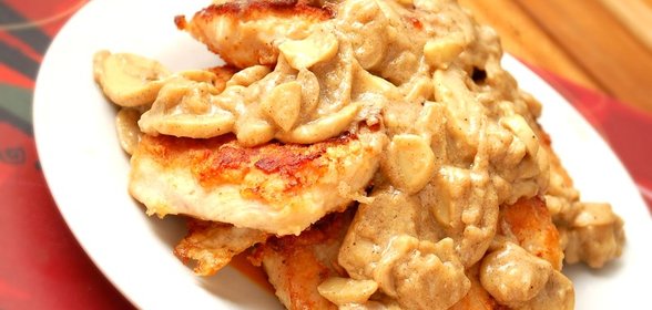 Куриная грудка в грибном соусе