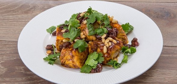 Семга с шафраном и кедровыми орешками