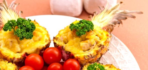 Ананасы, фаршированные куриным филе, запеченные под сыром