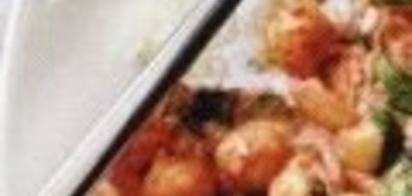 Пирог со сливами и лесными орехами